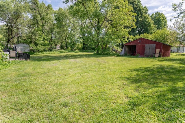 300 N Alvarado Ave, Belle, MO 65013 - view of green lawn with a pole building, an outdoor structure, and view of wooded area