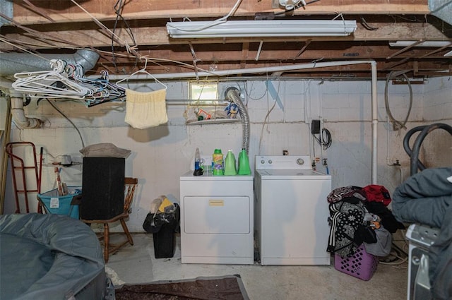 300 N Alvarado Ave, Belle, MO 65013 - laundry room with washing machine and clothes dryer