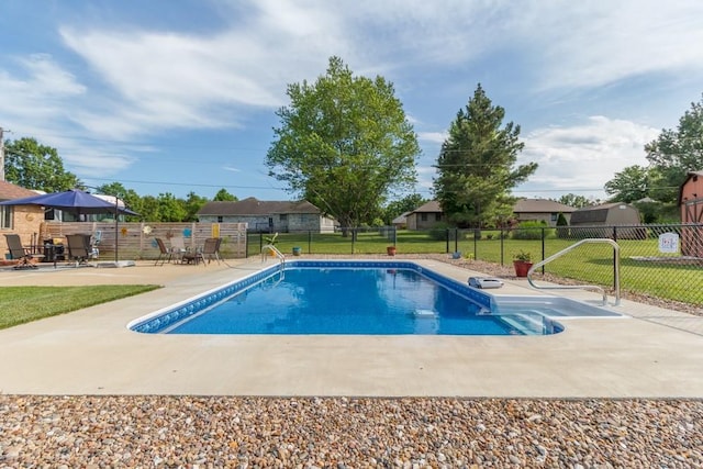 2115 Tower Rd, Lebanon, MO 65536 - view of swimming pool with a patio