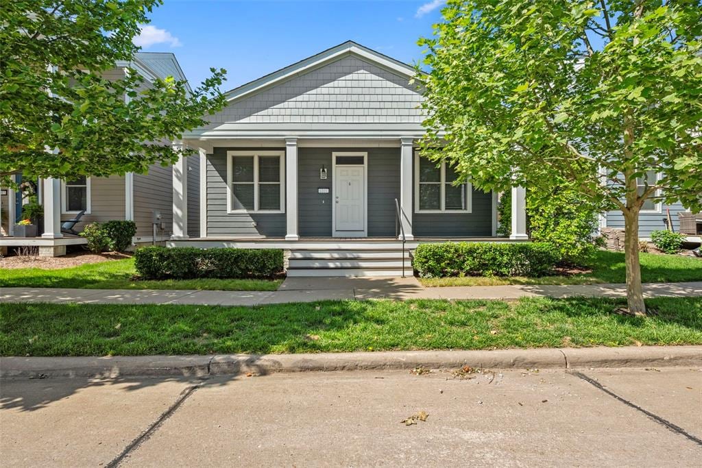 6009 New Town Dr, Saint Charles, MO 63301 - view of front of property featuring covered porch and a front yard