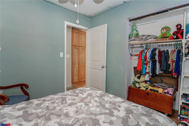 606 N Charles Ave, St James, MO 65559 - bedroom with a closet and ceiling fan