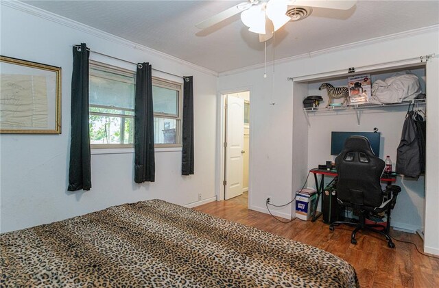 606 N Charles Ave, St James, MO 65559 - bedroom with wood finished floors, ornamental molding, baseboards, a desk, and ceiling fan