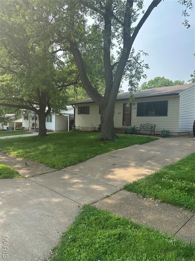 1175 Penhurst Dr, Florissant, MO 63033