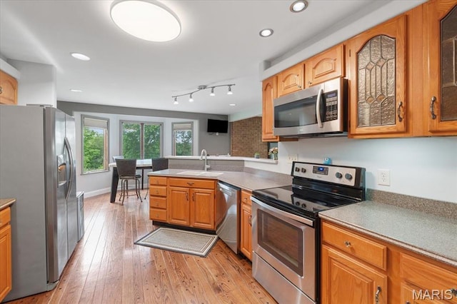 3536 Possum Ridge Dr, Imperial, MO 63052 - kitchen with stainless steel appliances, a sink, a peninsula, light wood-type flooring, and recessed lighting