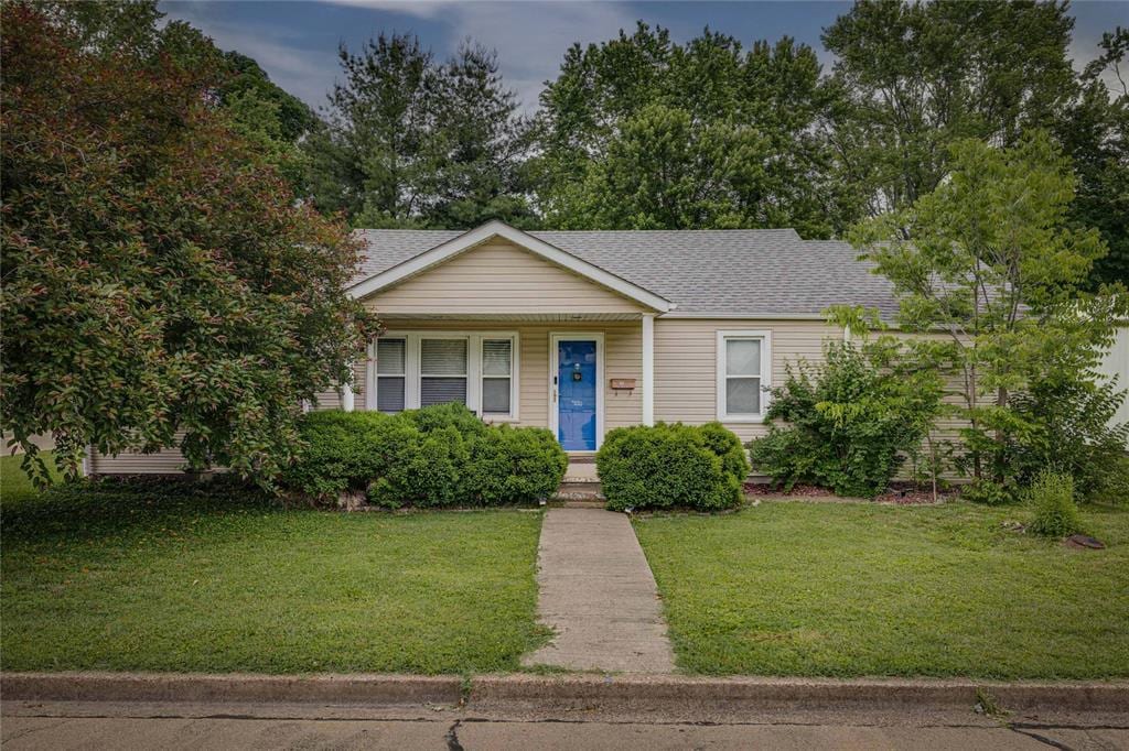 701 E Liberty St, Farmington, MO 63640 - view of front facade featuring a front lawn and roof with shingles