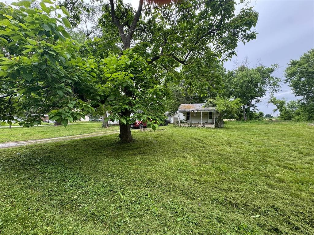 1009 Ernest St, Cahokia, IL 62206 - view of grassy yard featuring an outdoor structure