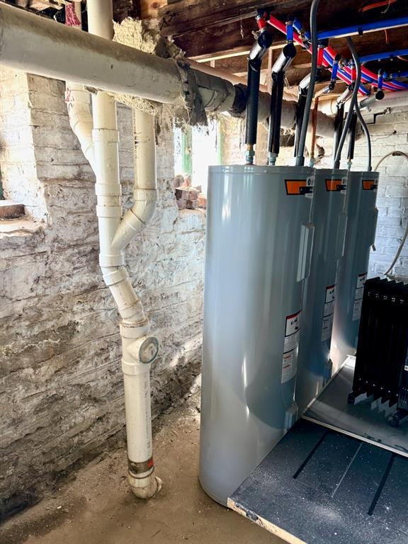 4000 Detonty St, Saint Louis, MO 63110 - utilities with electric water heater and water heater