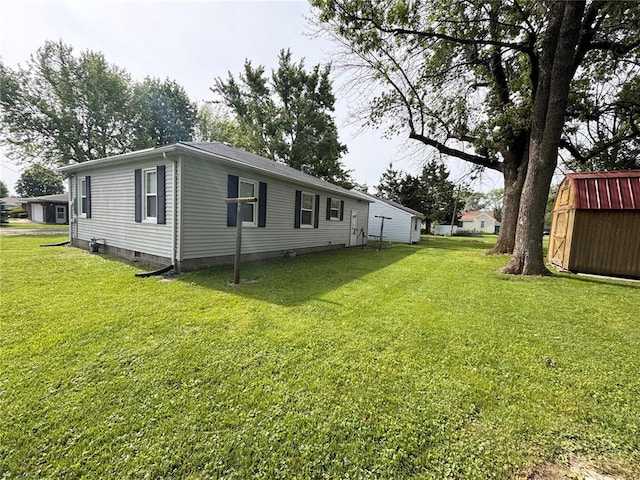 711 N Lindell St, Vandalia, MO 63382 - view of property exterior with a lawn and crawl space