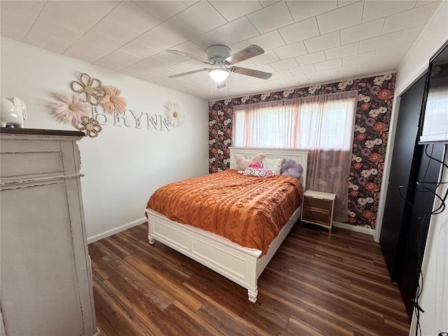 517 W Olive St, Palmyra, MO 63461 - bedroom with dark wood-style flooring, baseboards, and ceiling fan