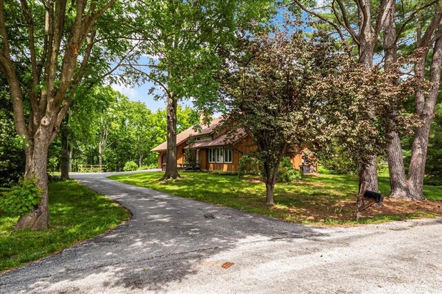 513 Matthews Ln, Waterloo, IL 62298 - view of front facade with a front yard and asphalt driveway