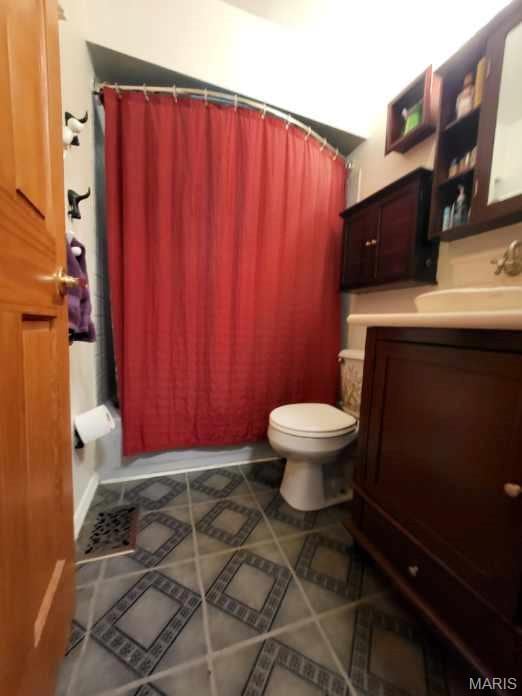 14 Banbury Ct, Crestwood, MO 63126 - bathroom featuring toilet, vanity, and shower / bath combination with curtain