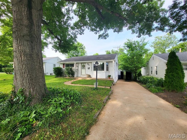 14 Banbury Ct, Crestwood, MO 63126 - view of front of property with driveway and a front yard