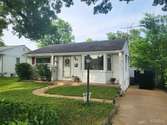 14 Banbury Ct, Crestwood, MO 63126 - view of front facade featuring a front lawn and a shingled roof
