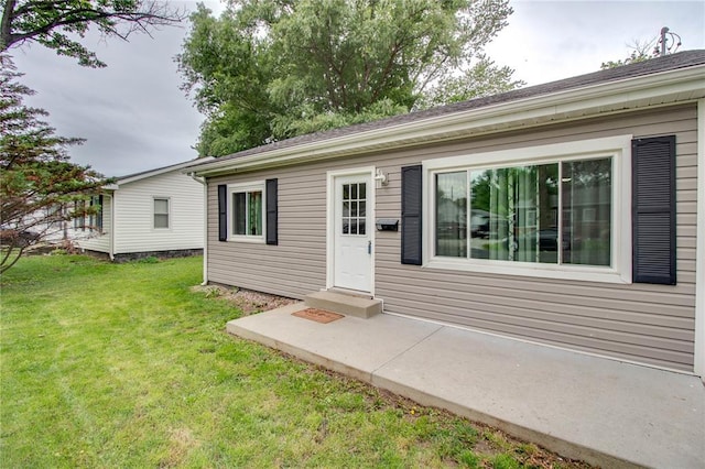 155 Roberts St, Jerseyville, IL 62052 - view of front of home with a front lawn