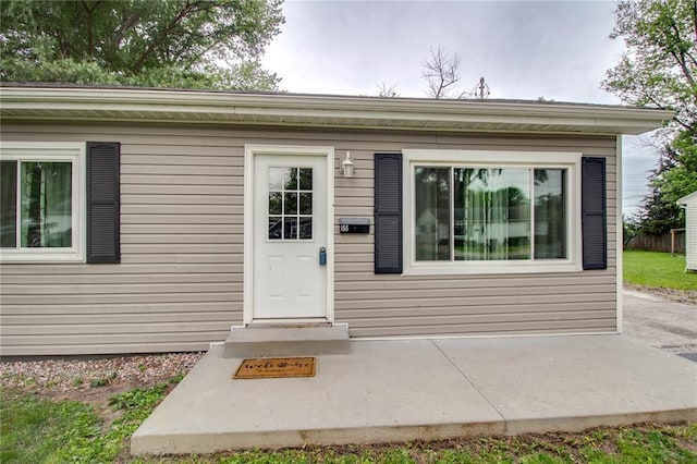 155 Roberts St, Jerseyville, IL 62052 - entrance to property with a patio area