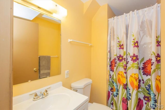 1461 Oak Bluff Ln, Kirkwood, MO 63122 - full bathroom with vanity and a shower with curtain
