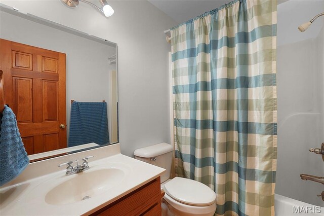 238 Skyway Dr, New Haven, MO 63068 - full bathroom featuring vanity and shower / bath combination with curtain