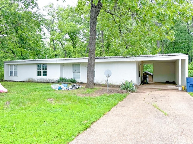 40 Walnut St, Viburnum, MO 65566 - view of front of property featuring asphalt driveway, a front yard, stucco siding, and a carport