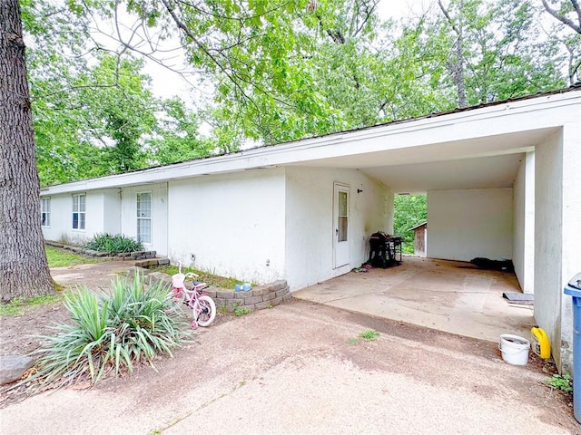 40 Walnut St, Viburnum, MO 65566 - view of car parking with an attached carport and concrete driveway