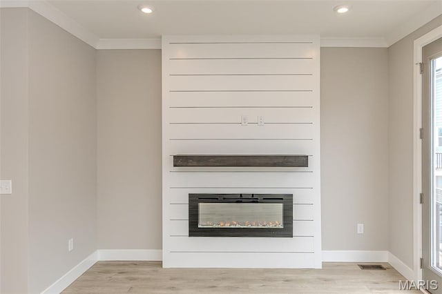 8919 E Gateway Hts Unit 94-804, Richmond Heights, MO 63144 - detailed view of ornamental molding, a glass covered fireplace, recessed lighting, wood finished floors, and baseboards