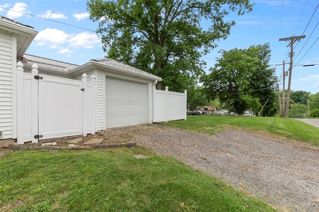 1545 N Main St, Cape Girardeau, MO 63701 - garage featuring gravel driveway