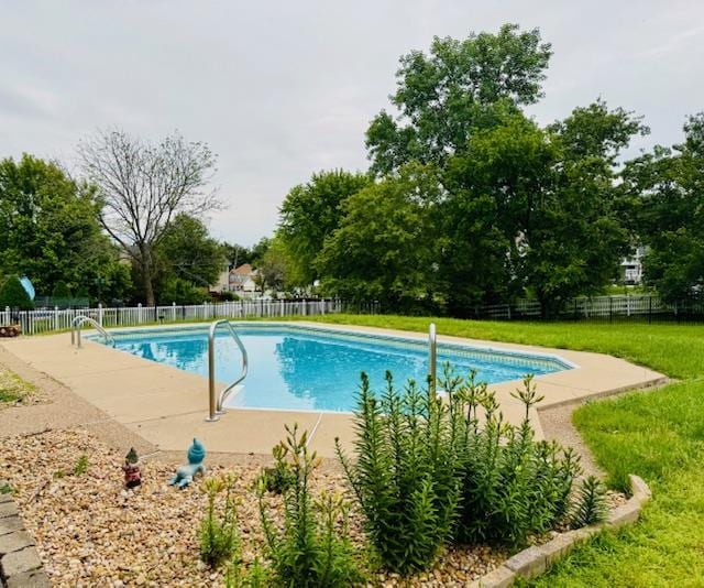 122 Tennessee Walker Way, Saint Peters, MO 63376 - view of pool featuring a patio area and view of wooded area