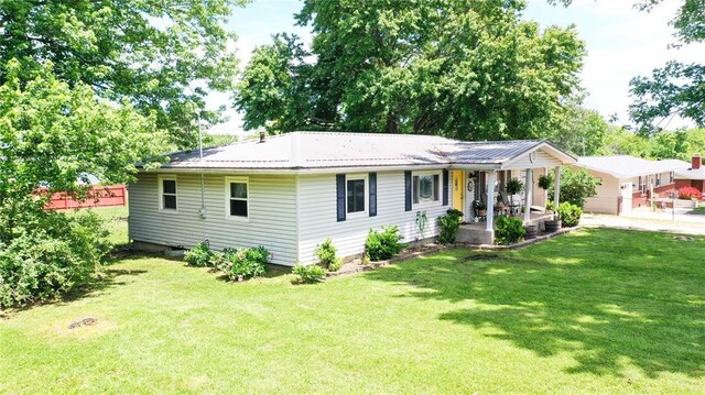 1110 W 3rd St, Salem, MO 65560 - ranch-style home with a front lawn and covered porch
