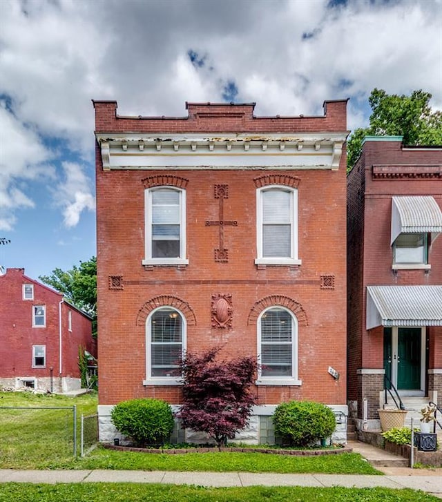 2628 Indiana Ave, Saint Louis, MO 63118 - italianate house with brick siding
