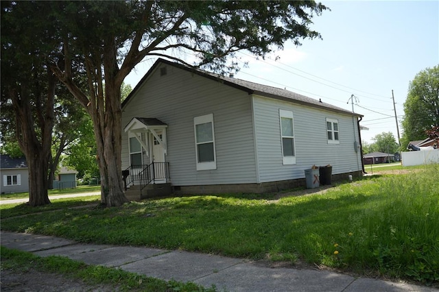 300 W Baker St, Gillespie, IL 62033 - view of side of property with a lawn