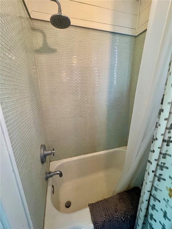 10321 Old 79, Hannibal, MO 63401 - full bathroom with shower / tub combo with curtain
