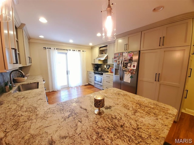 3 Janney Cir, Canton, MO 63435 - kitchen featuring appliances with stainless steel finishes, a sink, light wood finished floors, open shelves, and crown molding