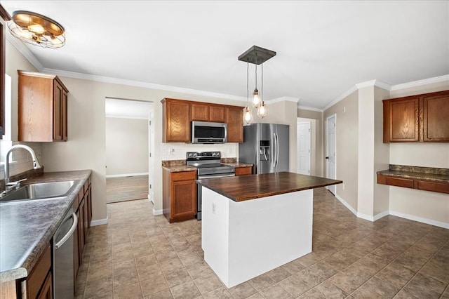 1406 Tisbury Cir, Ofallon, MO 63366 - kitchen with stainless steel appliances, a sink, tasteful backsplash, baseboards, and crown molding