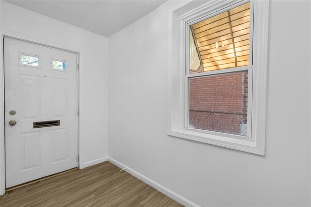 5337 Arsenal St, Saint Louis, MO 63139 - entrance foyer featuring wood finished floors and baseboards