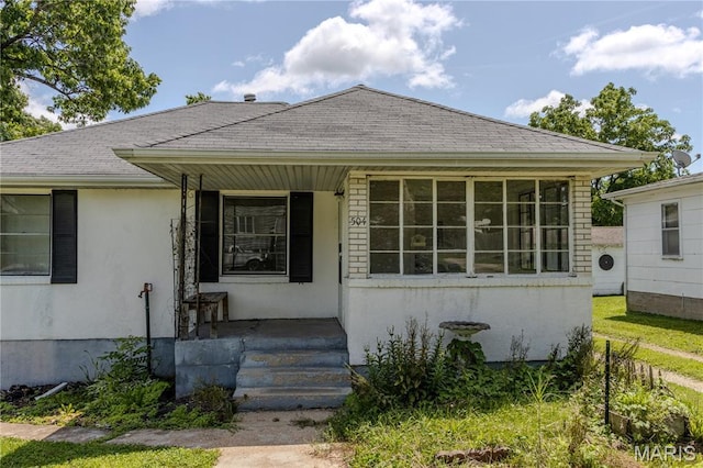 504 N Pine St, Richland, MO 65556 - view of front of home featuring covered porch, roof with shingles, and stucco siding