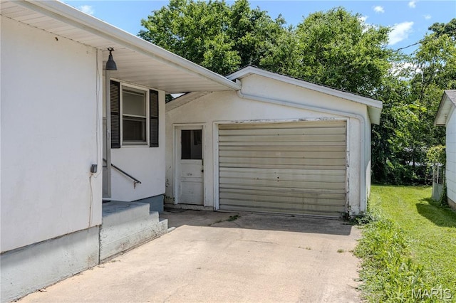 504 N Pine St, Richland, MO 65556 - garage with driveway