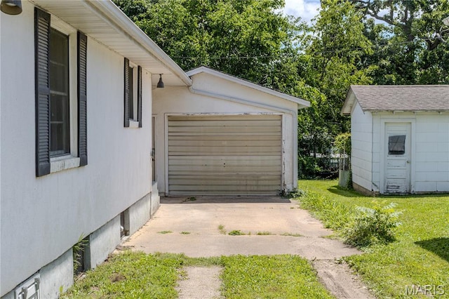 504 N Pine St, Richland, MO 65556 - detached garage with driveway