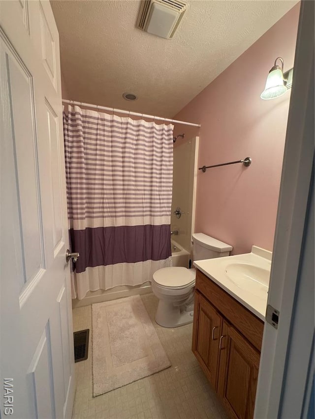 8847 State Route 14th Hwy, Duquoin, IL 62832 - bathroom featuring toilet, vanity, shower / tub combo, and a textured ceiling
