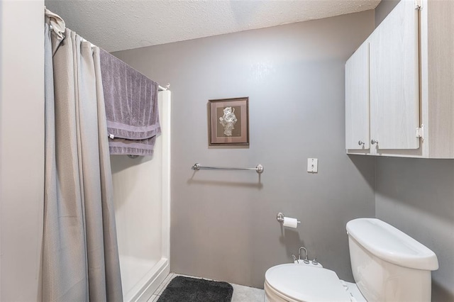 2865 Vaughn Ave, Poplar Bluff, MO 63901 - bathroom featuring a shower stall, toilet, and a textured ceiling