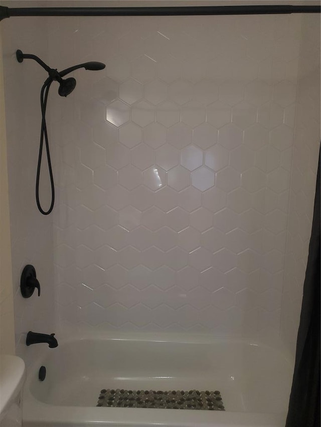 1 Wild Deer Ln, Saint Peters, MO 63376 - full bathroom featuring shower / bath combination with curtain and toilet