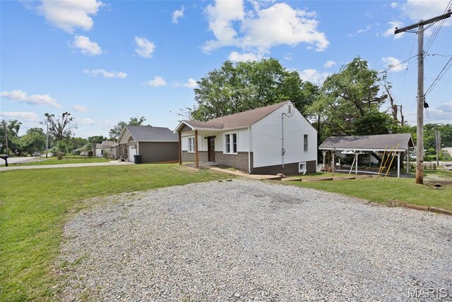 812 Richeson Rd, Potosi, MO 63664 - view of front facade featuring gravel driveway, brick siding, and a front lawn