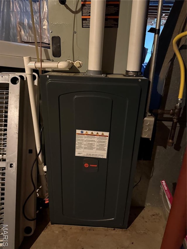 905 Dewitt St, Hannibal, MO 63401 - utility room featuring heating unit