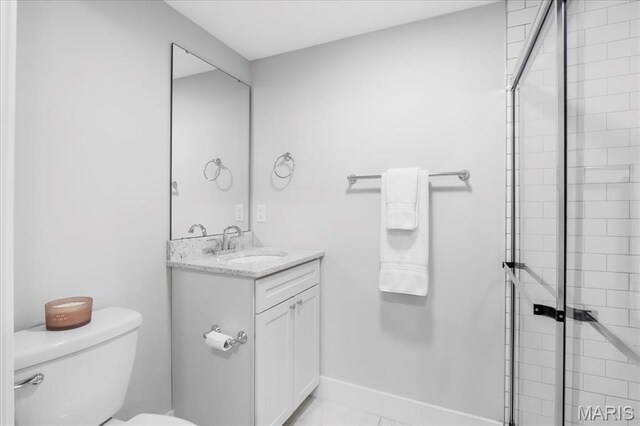 7723 Dale Ave, Richmond Heights, MO 63117 - bathroom with toilet, vanity, and tiled shower