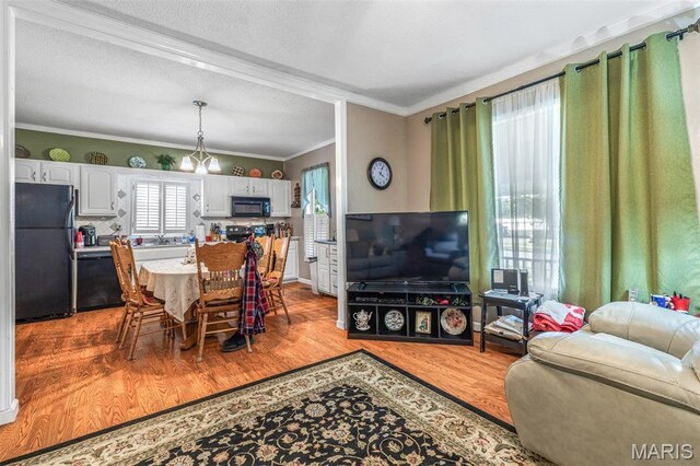 406 N Division St, Bonne Terre, MO 63628 - dining space featuring light wood-type flooring, ornamental molding, and a chandelier