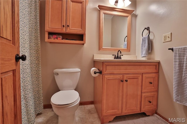 306 Lakewood Dr, Hillsboro, IL 62049 - bathroom featuring toilet, baseboards, and vanity