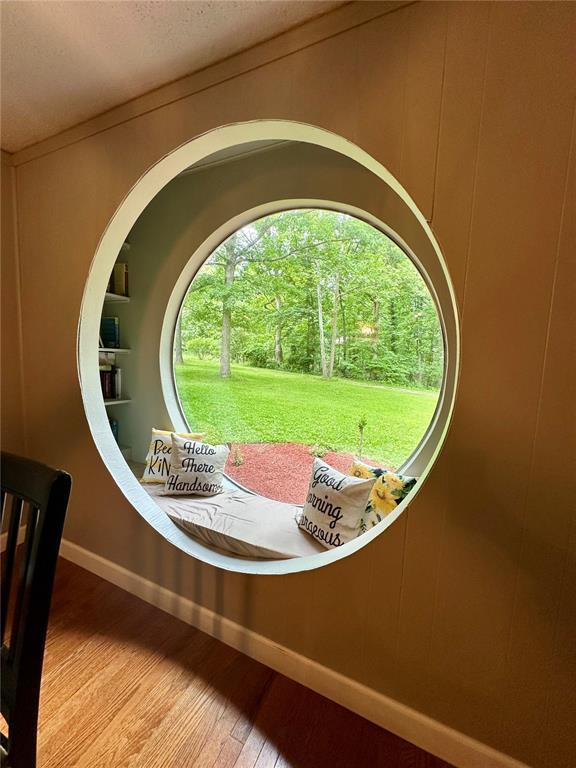 12185 Oak Meadow Dr, Rolla, MO 65401 - detailed view of wood finished floors, a textured ceiling, and built in features