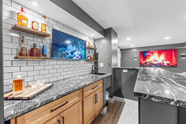 369 Tiber Pl, Saint Charles, MO 63301 - indoor wet bar featuring decorative backsplash, light wood-style flooring, baseboards, and recessed lighting