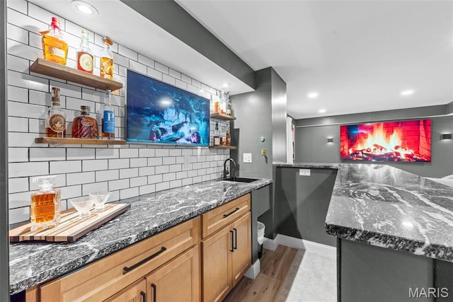 369 Tiber Pl, Saint Charles, MO 63301 - indoor wet bar featuring decorative backsplash, light wood finished floors, baseboards, and recessed lighting