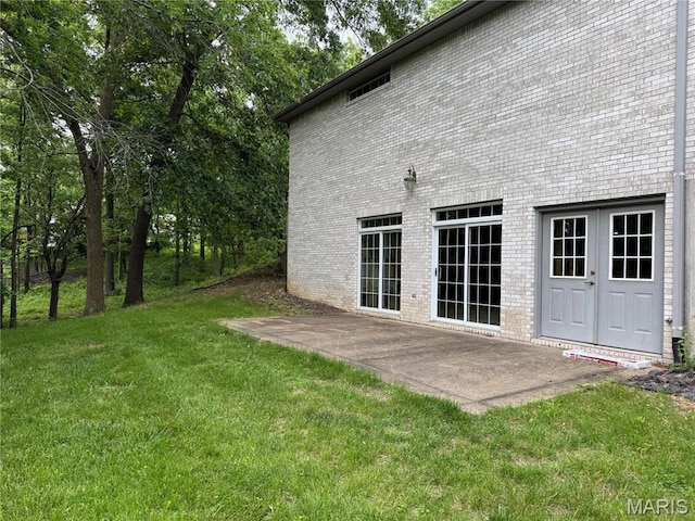 2700 Hyacinth Ave, Hannibal, MO 63401 - view of grassy yard with a patio