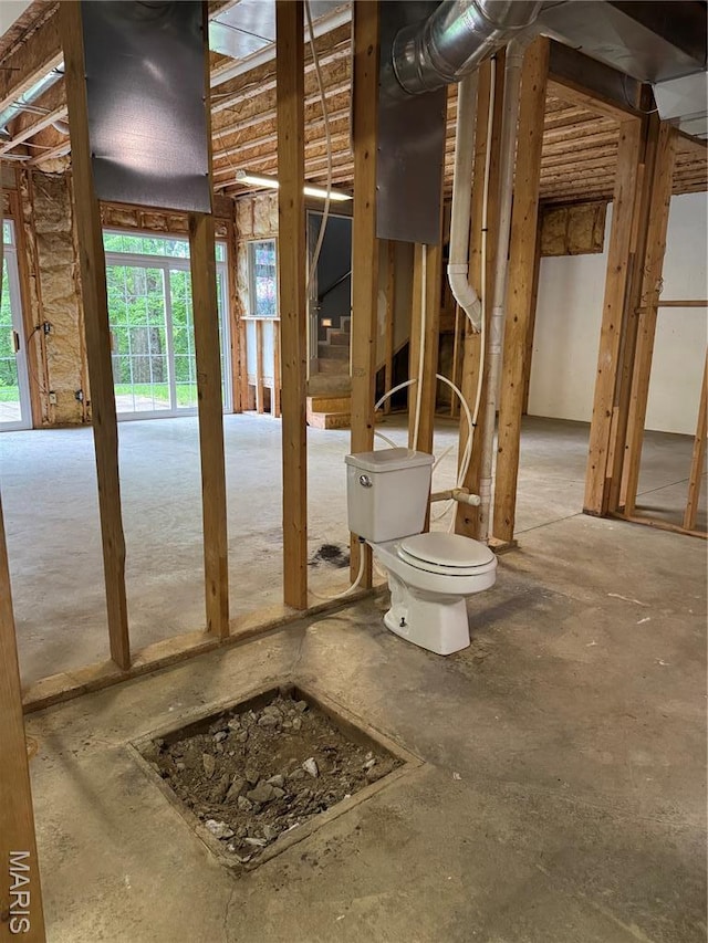 2700 Hyacinth Ave, Hannibal, MO 63401 - bathroom featuring toilet