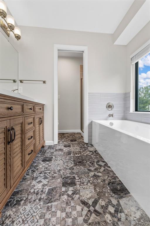 904 Hunter Ln, Lake St Louis, MO 63367 - bathroom featuring a bath, vanity, and toilet